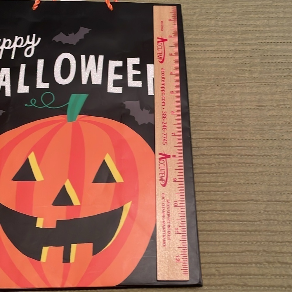 Hallmark 11 Piece Bundle of Halloween Gift Bags & Tissue Paper - Picture 15 of 16